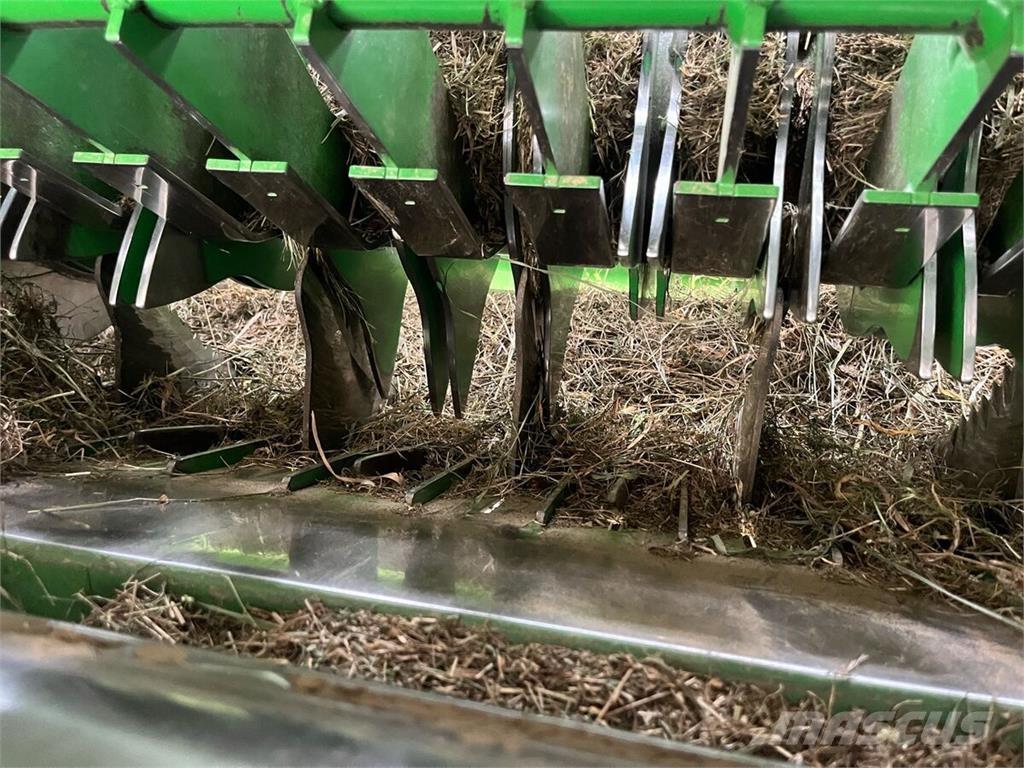 John Deere V451R Ronde-balenpersen