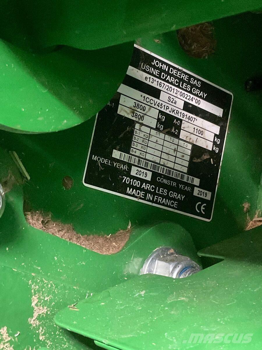 John Deere V451R Ronde-balenpersen
