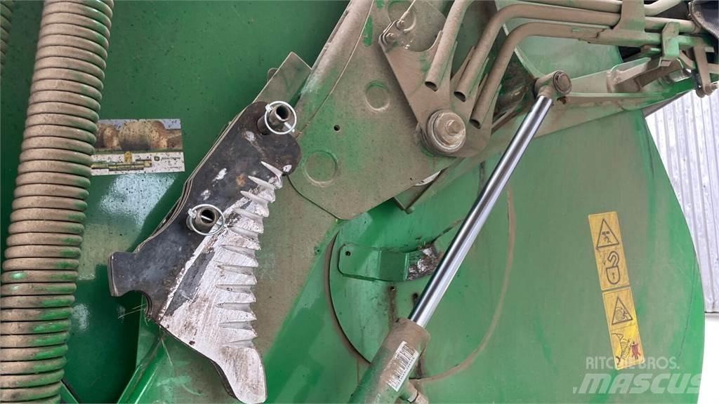John Deere V461R Ronde-balenpersen