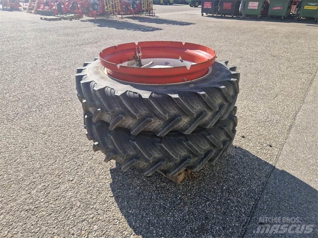 Taurus 12.4 R36 Banden, wielen en velgen