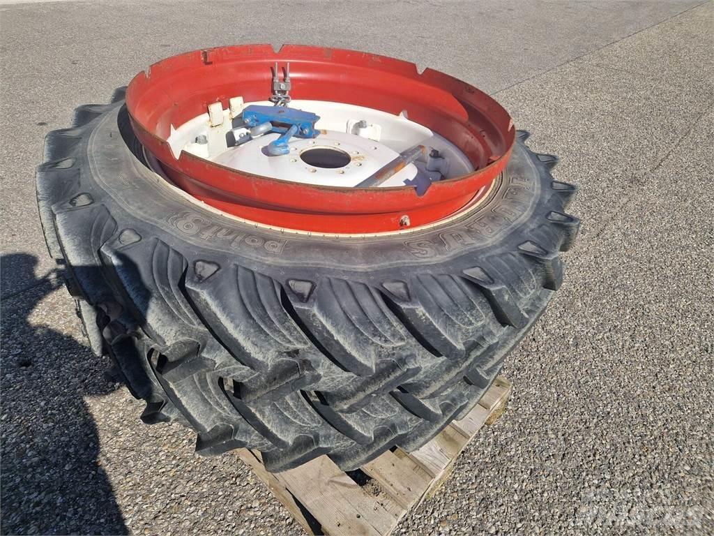 Taurus 12.4 R36 Banden, wielen en velgen