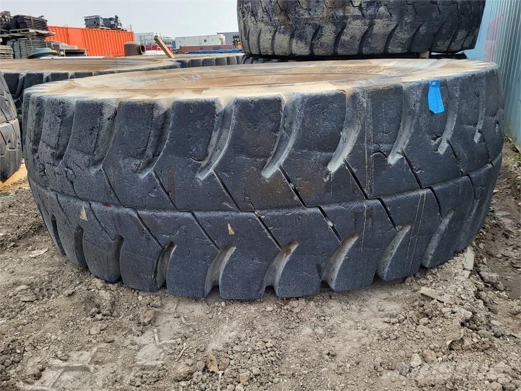 Goodyear RM-4B+ Banden, wielen en velgen