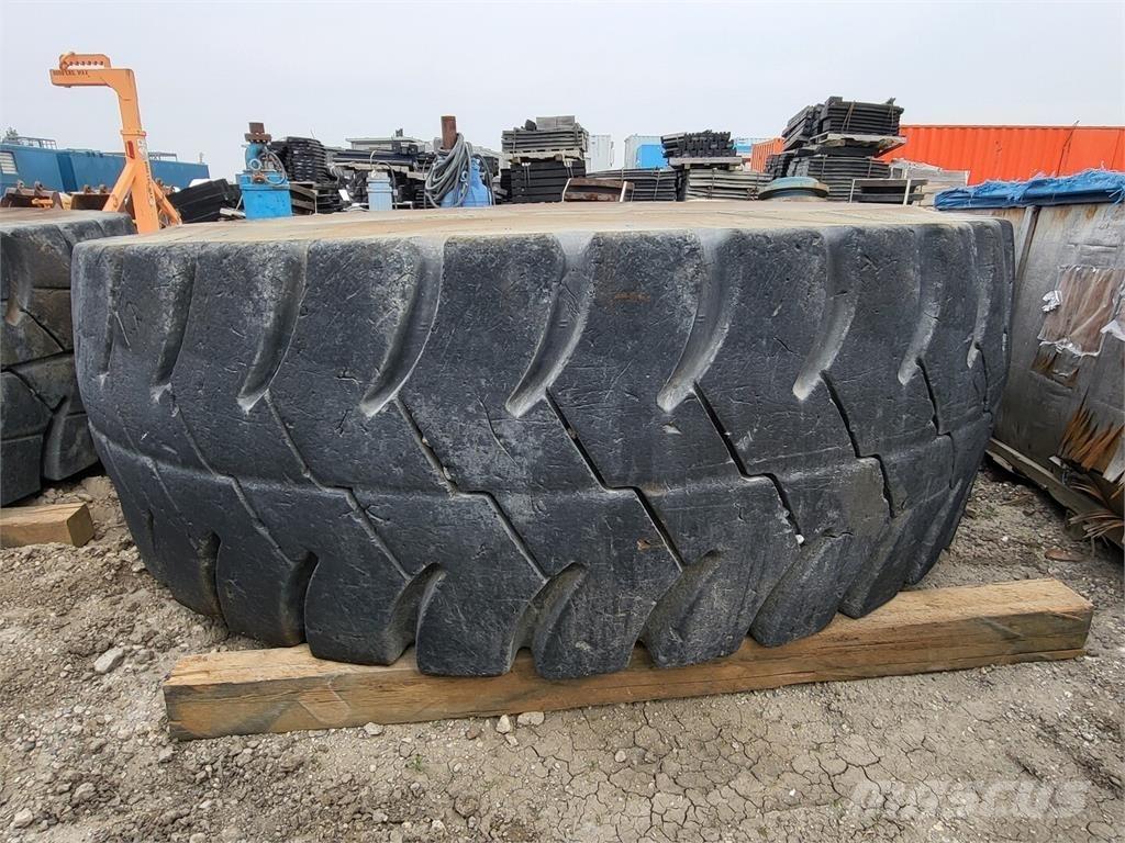 Goodyear RM-4B+ Banden, wielen en velgen