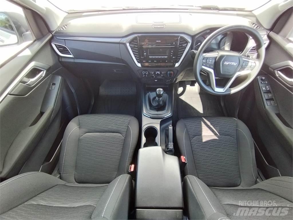 Isuzu DL20 Bestelwagens met open laadbak