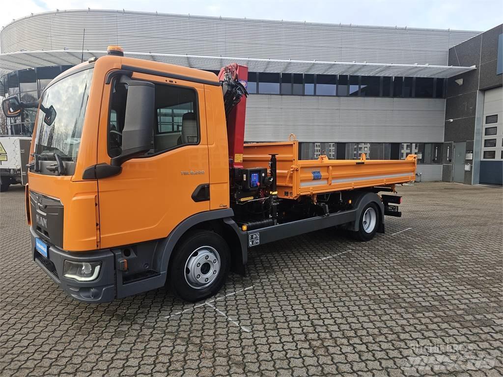 MAN TGL 8.220 Vlakke laadvloer met kraan