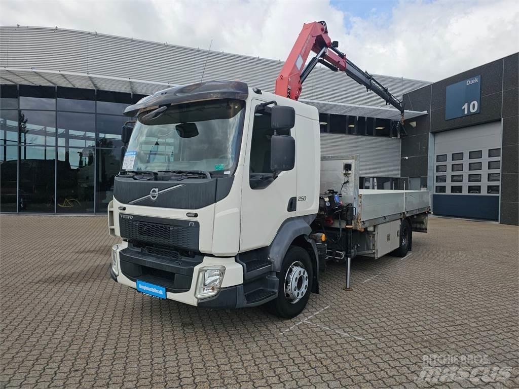Volvo FL250 Vlakke laadvloer met kraan