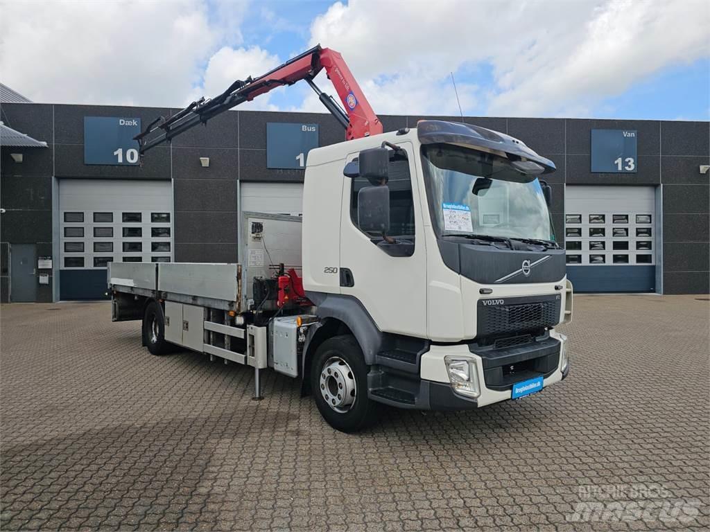 Volvo FL250 Vlakke laadvloer met kraan
