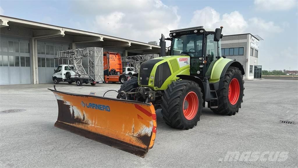 CLAAS Axion 810 4x4 Sneeuwschuivers en -ploegen