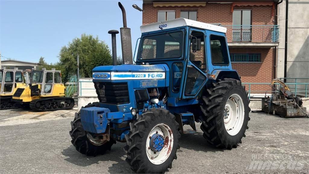 Ford 7700 4X4 Sneeuwschuivers en -ploegen