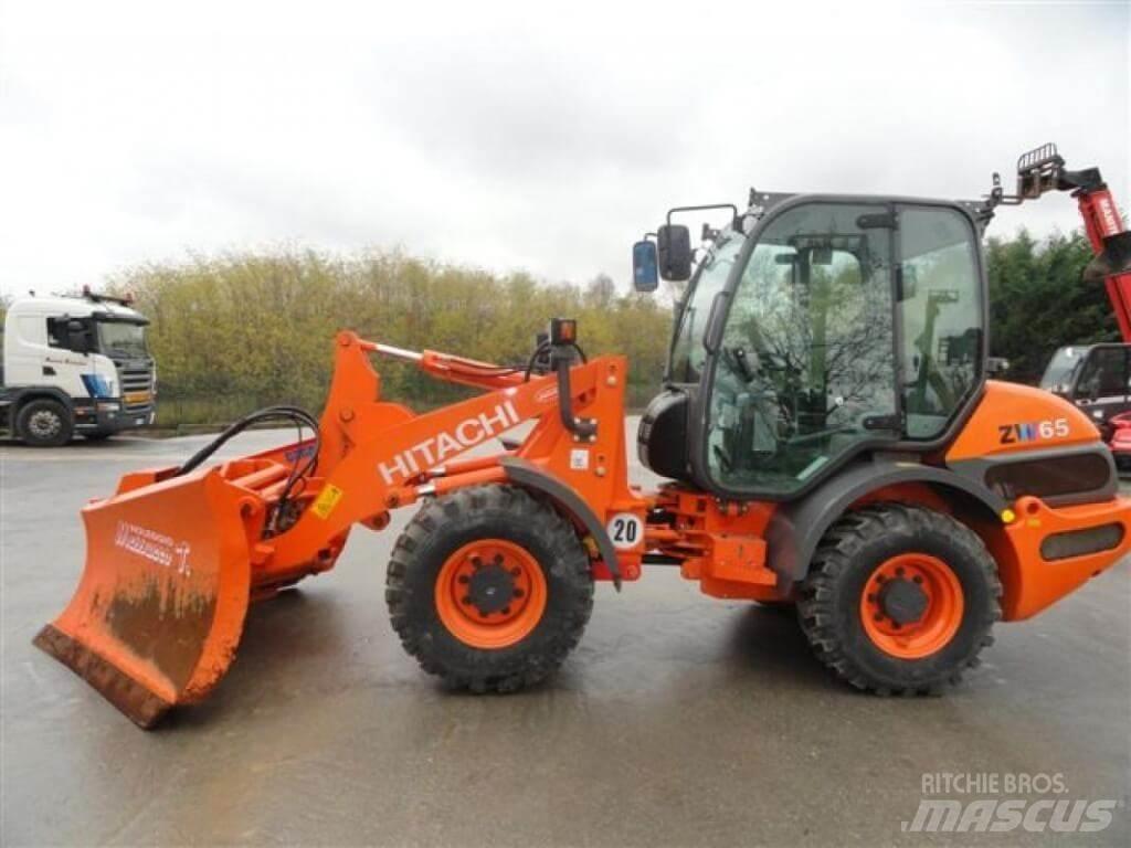 Hitachi ZW 65 Sneeuwschuivers en -ploegen