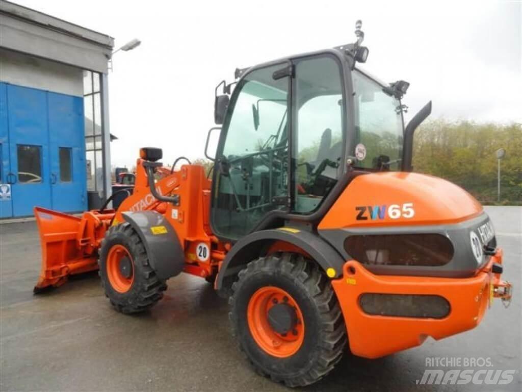 Hitachi ZW 65 Sneeuwschuivers en -ploegen