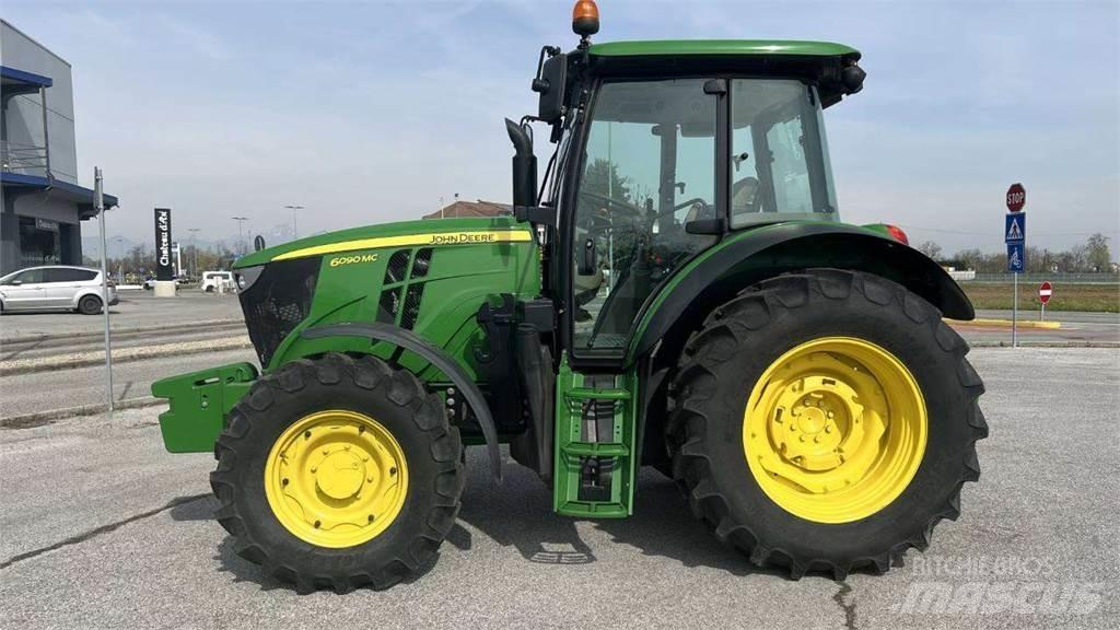 John Deere 6090MC 4X4 Sneeuwschuivers en -ploegen