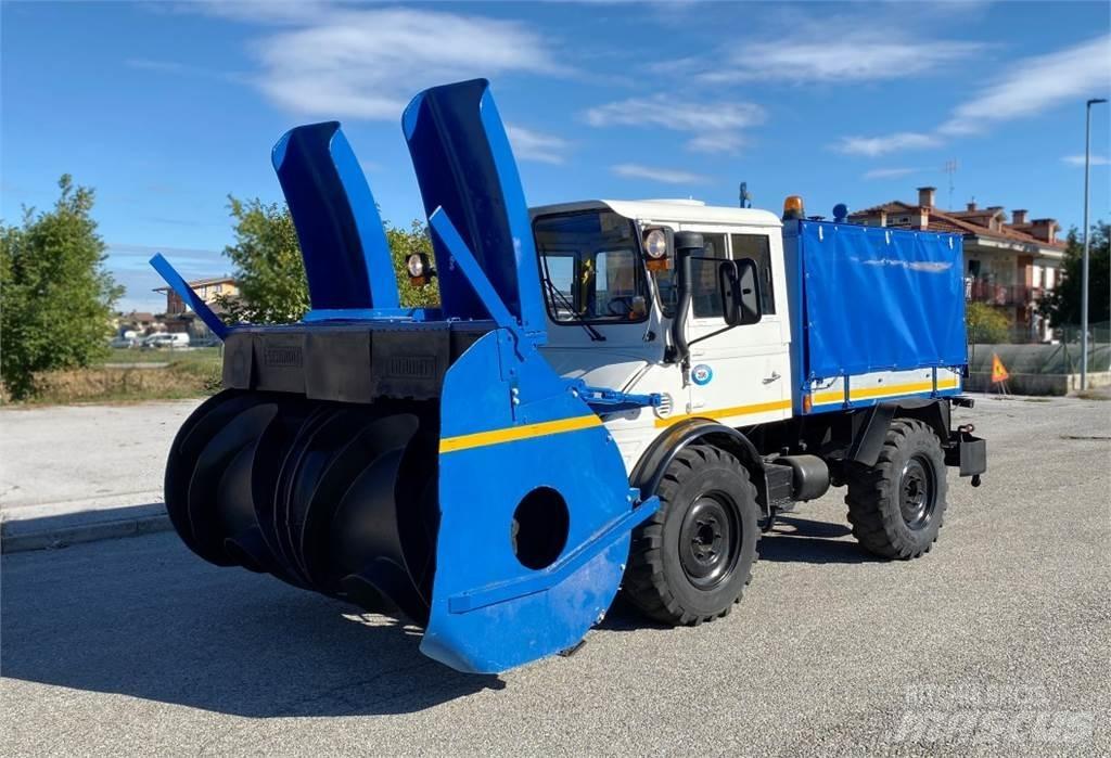 Mercedes-Benz UNIMOG Sneeuwschuivers en -ploegen