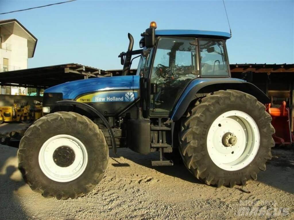 New Holland TM190 Sneeuwschuivers en -ploegen