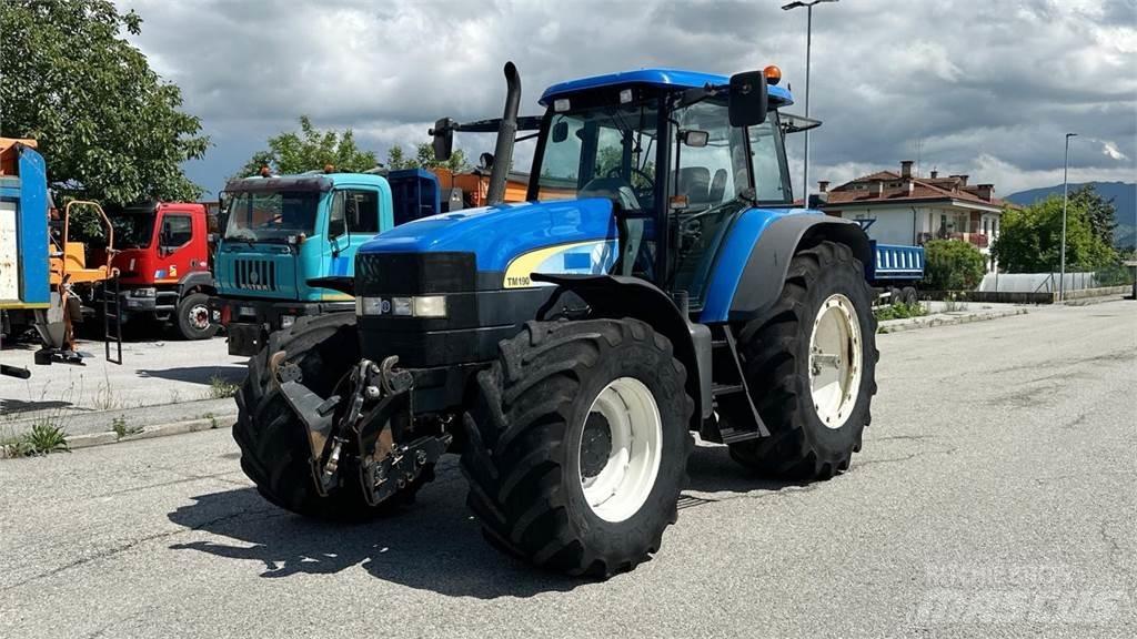 New Holland TM190 4X4 Sneeuwschuivers en -ploegen