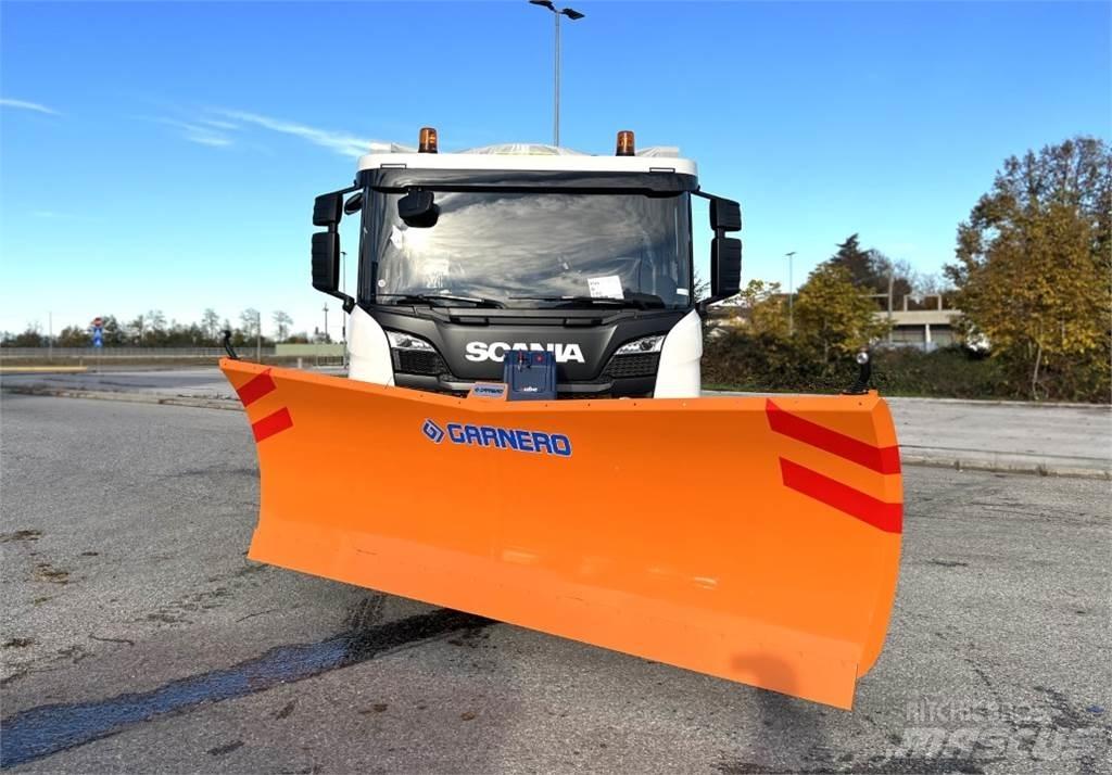 Scania P500 XT 8X4 Sneeuwschuivers en -ploegen
