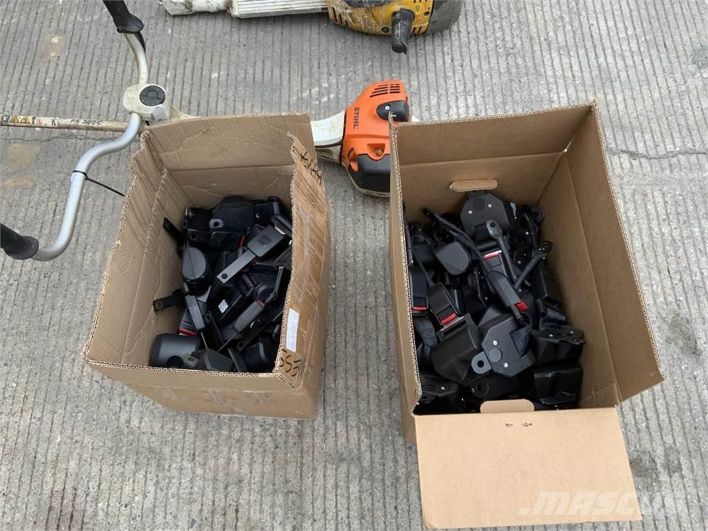  2 Boxes Of Seat Belts Landbouw - overige