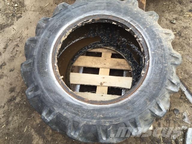  - - - 15.0/55-17 Banden, wielen en velgen