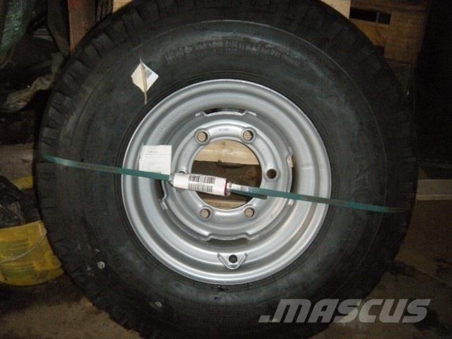  - - - 300-80-15.3 Banden, wielen en velgen