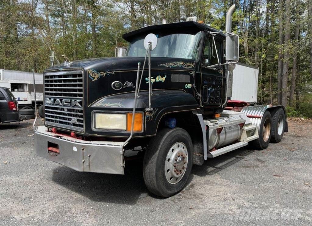 Mack CL733 Trekkers