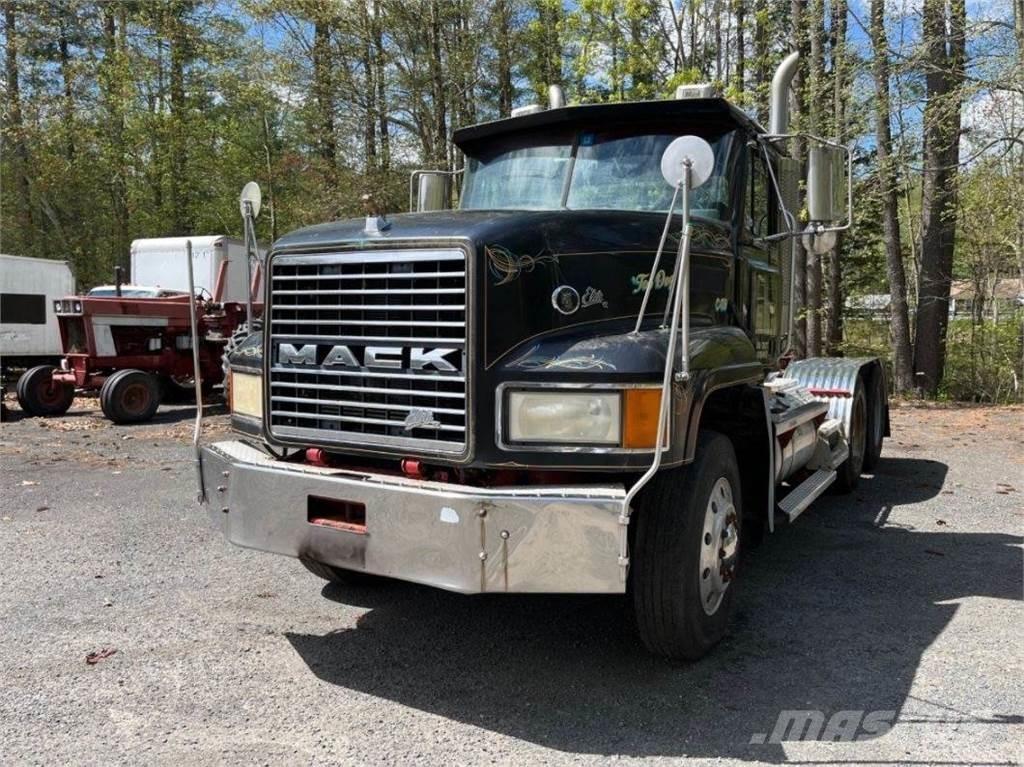 Mack CL733 Trekkers