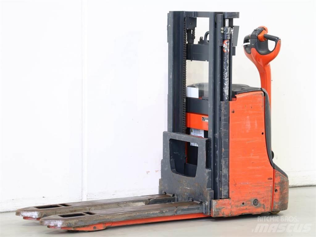 Linde D06/1160 Meeloop stapelaar