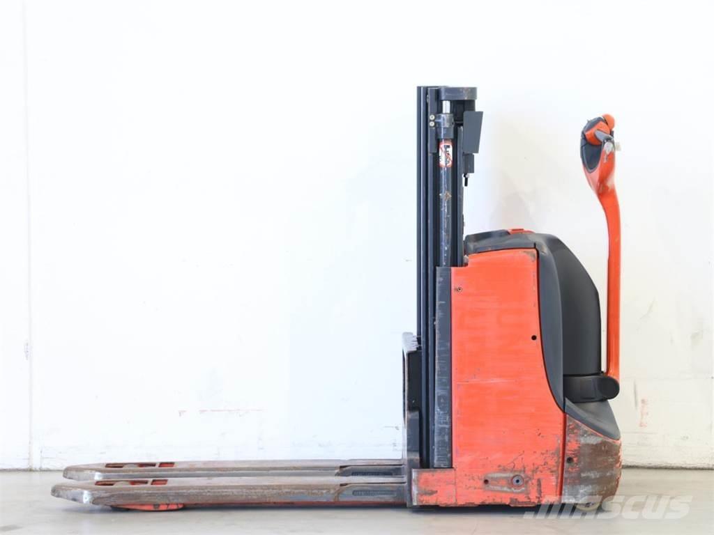 Linde D06/1160 Meeloop stapelaar