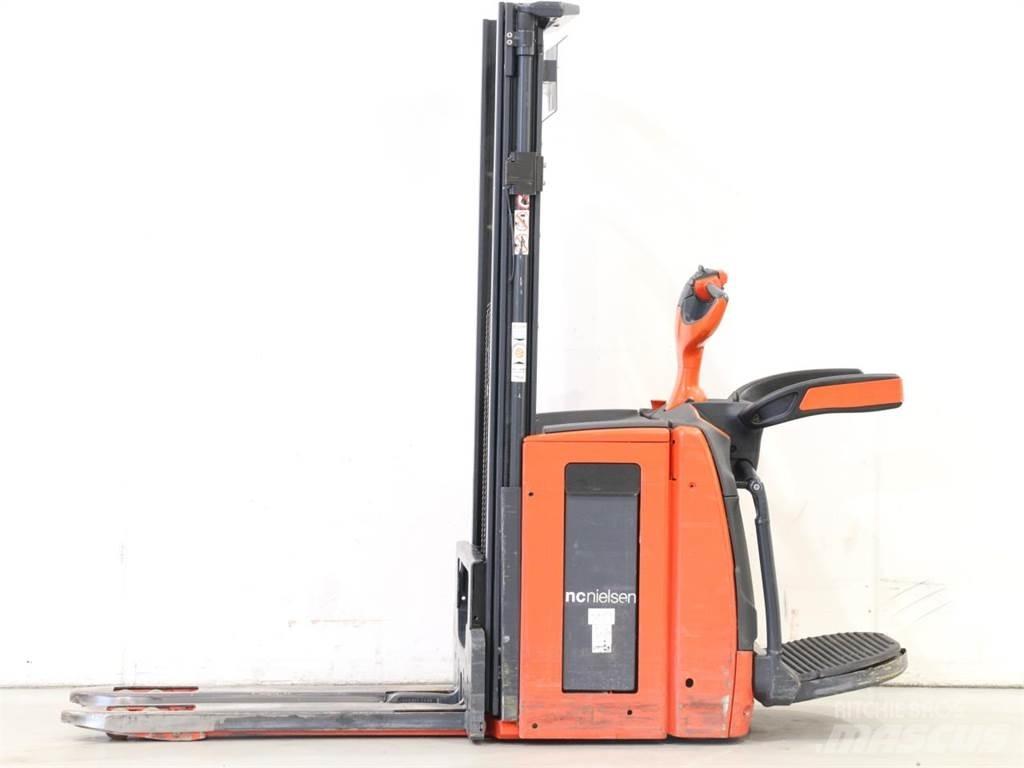 Linde D12AP/1173-01 Meeloop stapelaar