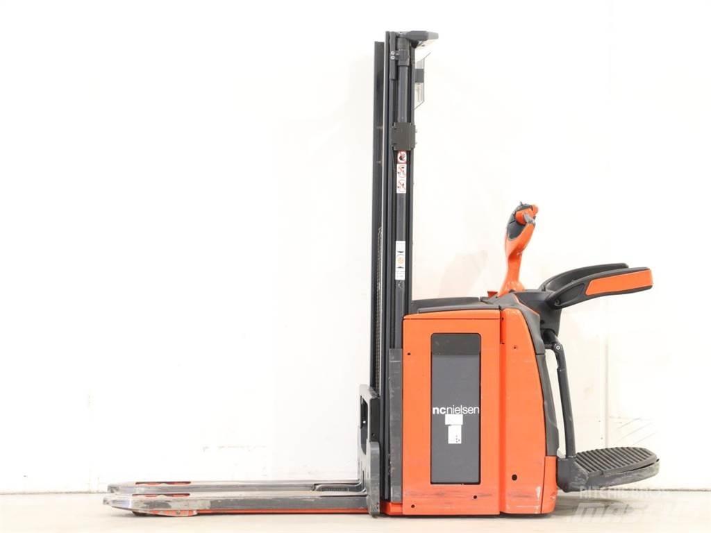 Linde D12AP/1173-01 Meeloop stapelaar