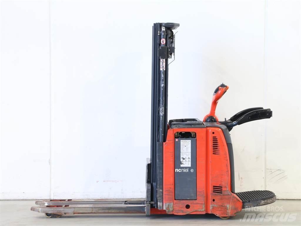 Linde D12AP/133 Meeloop stapelaar