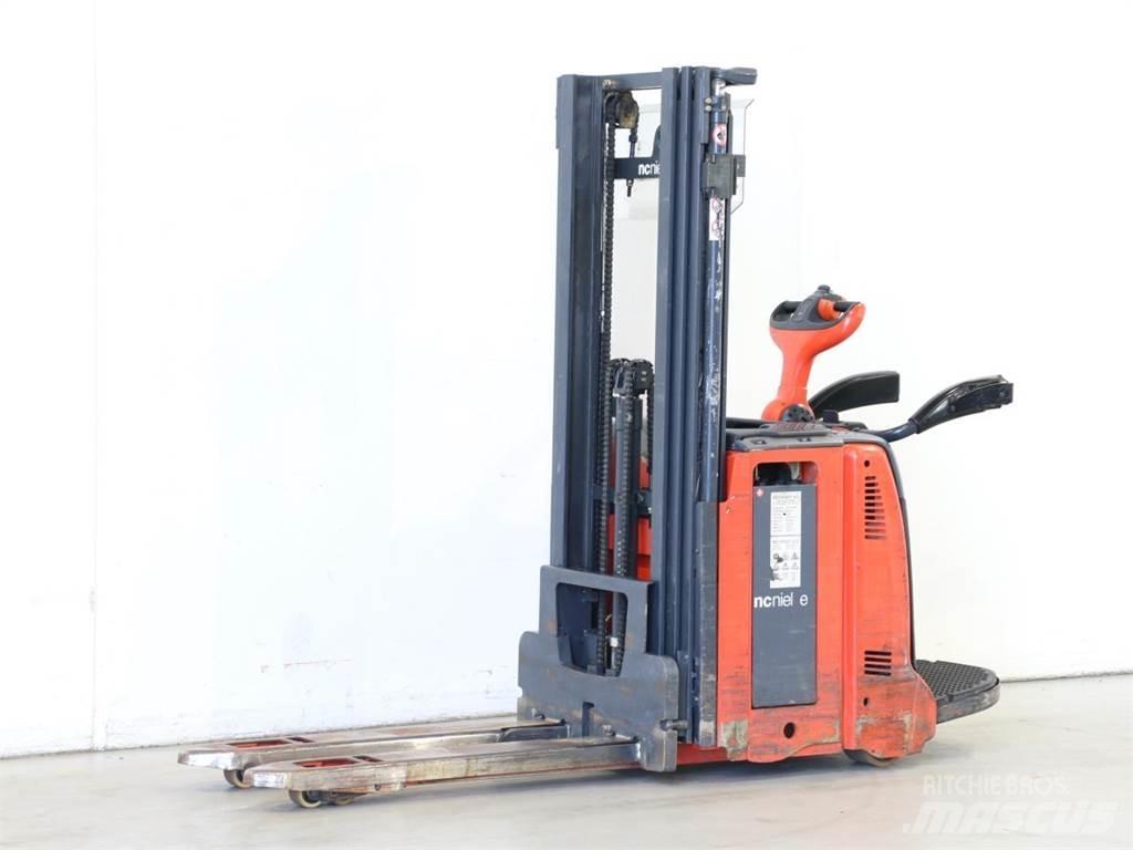 Linde D12AP/133 Meeloop stapelaar