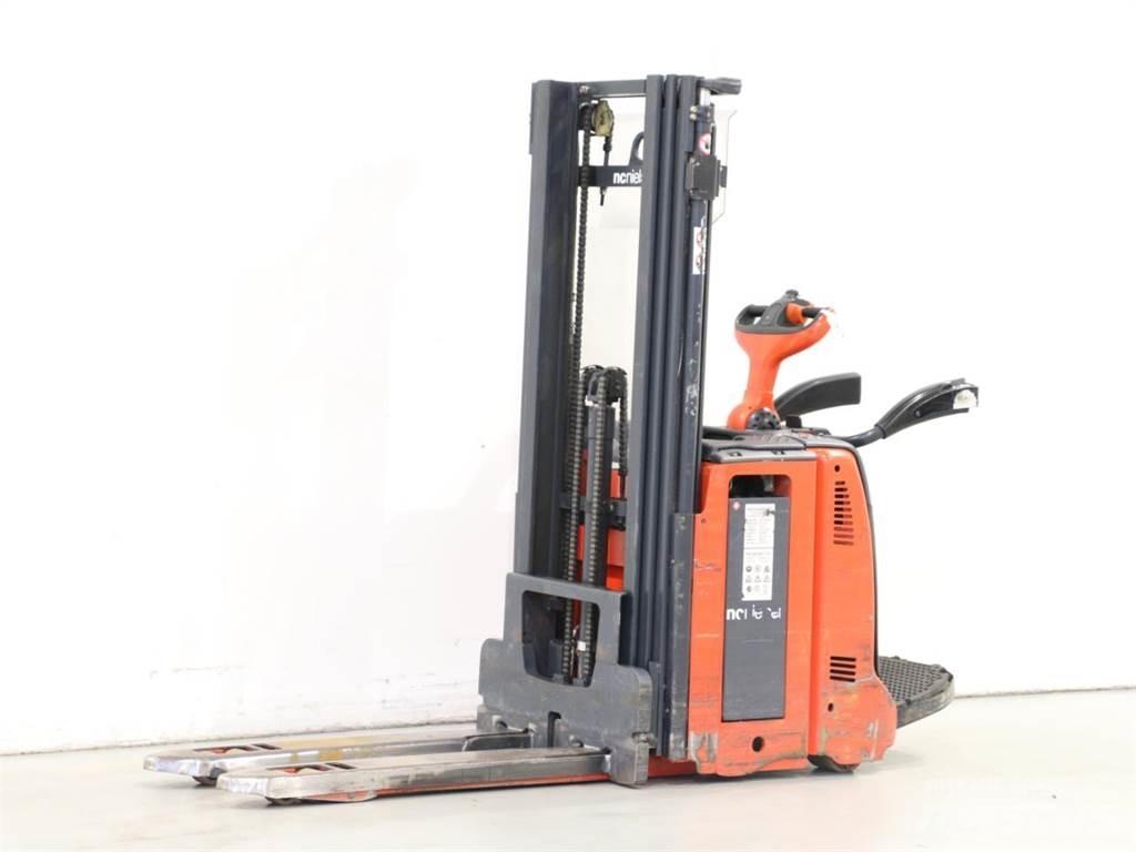 Linde D12AP/133 Meeloop stapelaar