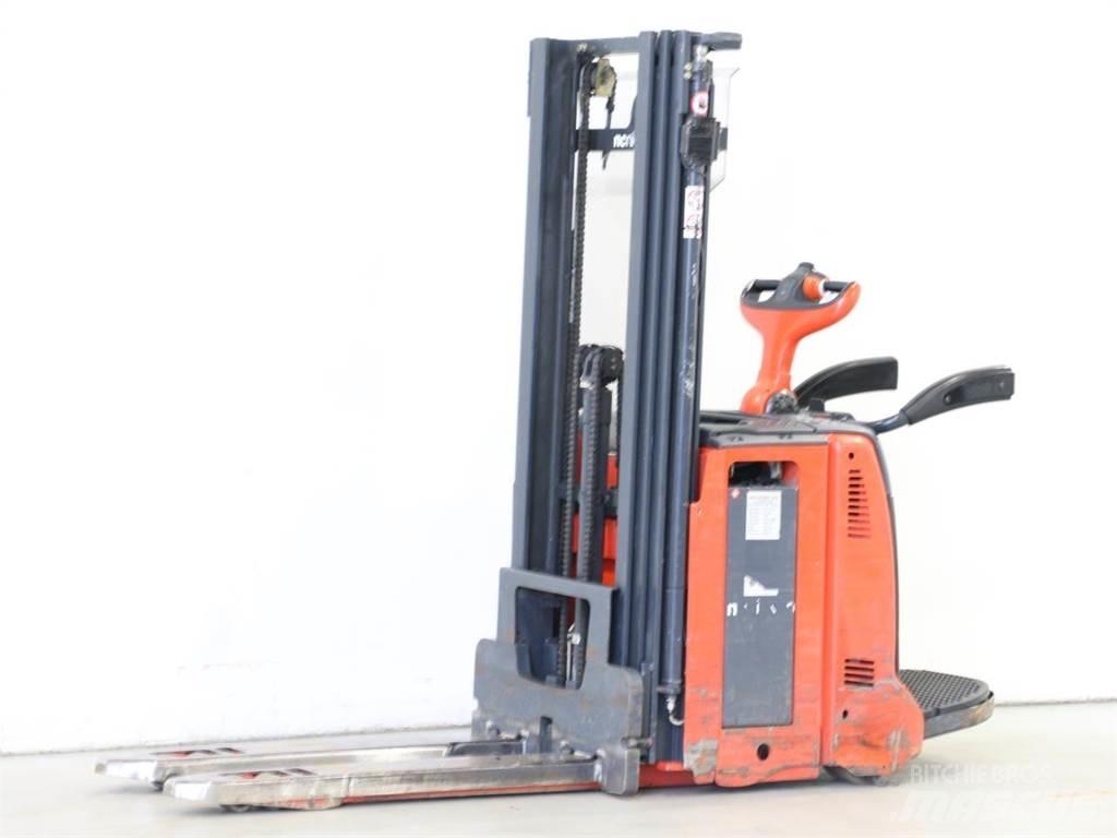 Linde D12AP/133 Meeloop stapelaar