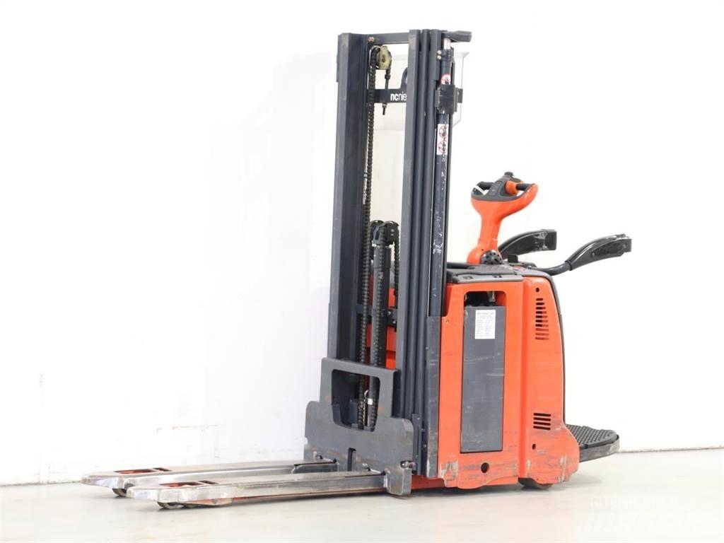 Linde D12AP/133 Meeloop stapelaar