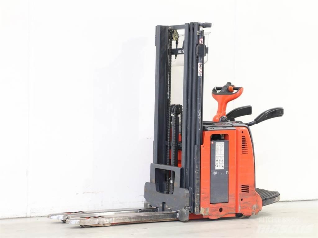Linde D12AP/133 Meeloop stapelaar