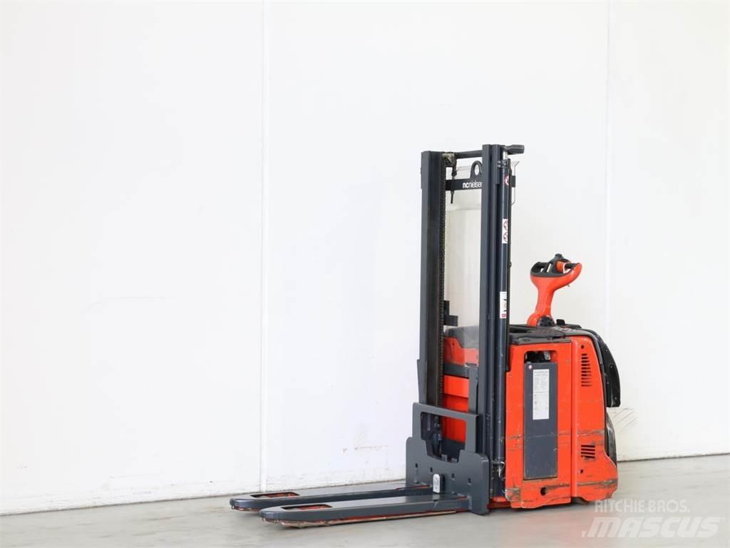 Linde D12AP/133 Meeloop stapelaar