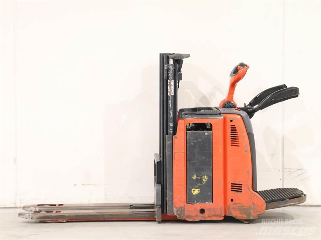 Linde D12AP/133-00 Meeloop stapelaar