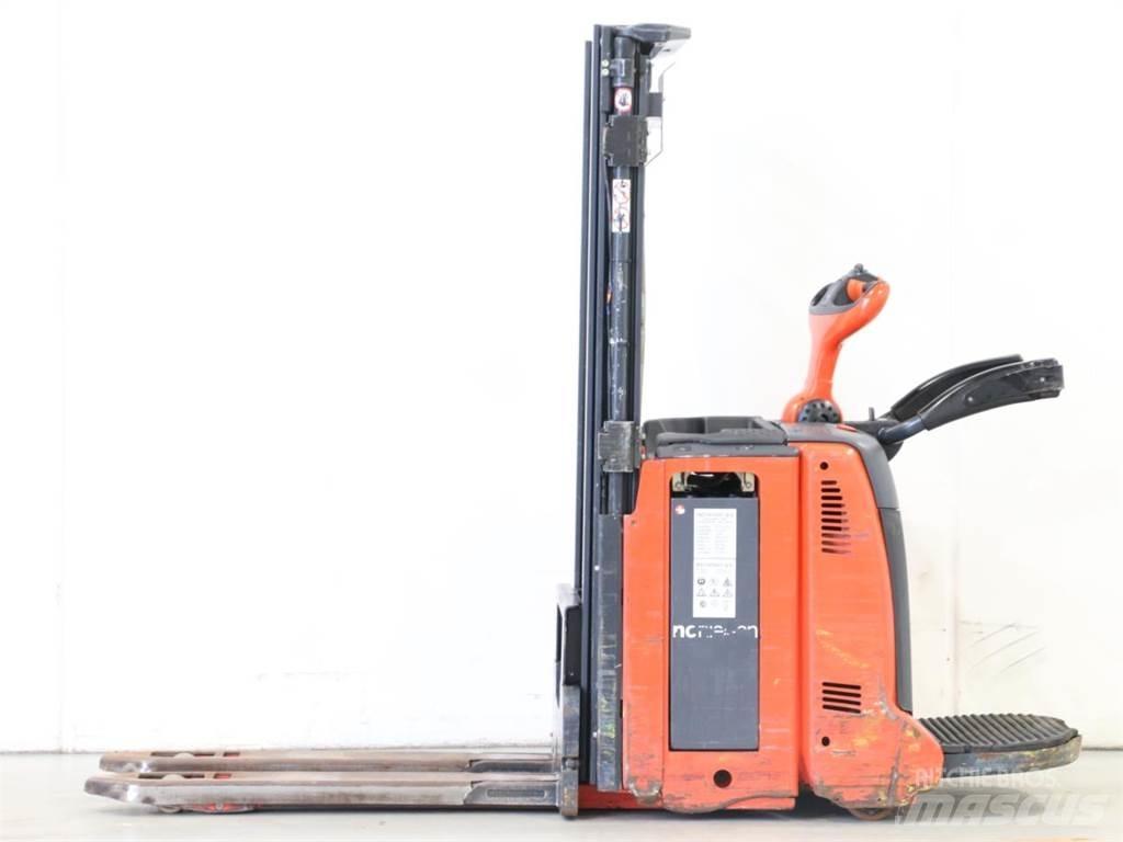 Linde D12AP/133-00 Meeloop stapelaar