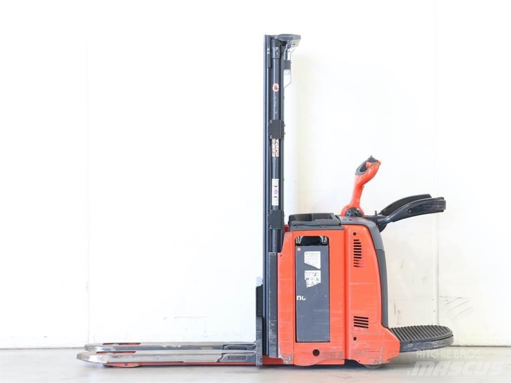 Linde D12AP/133-01 Meeloop stapelaar