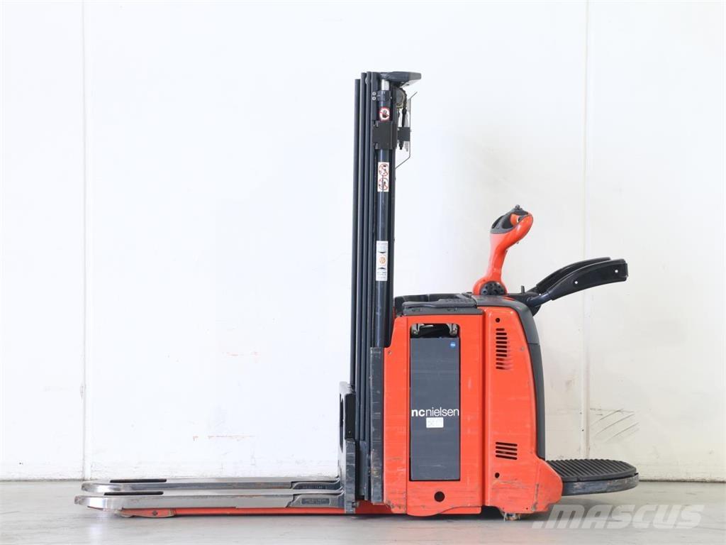 Linde D12AP/133-01 Meeloop stapelaar