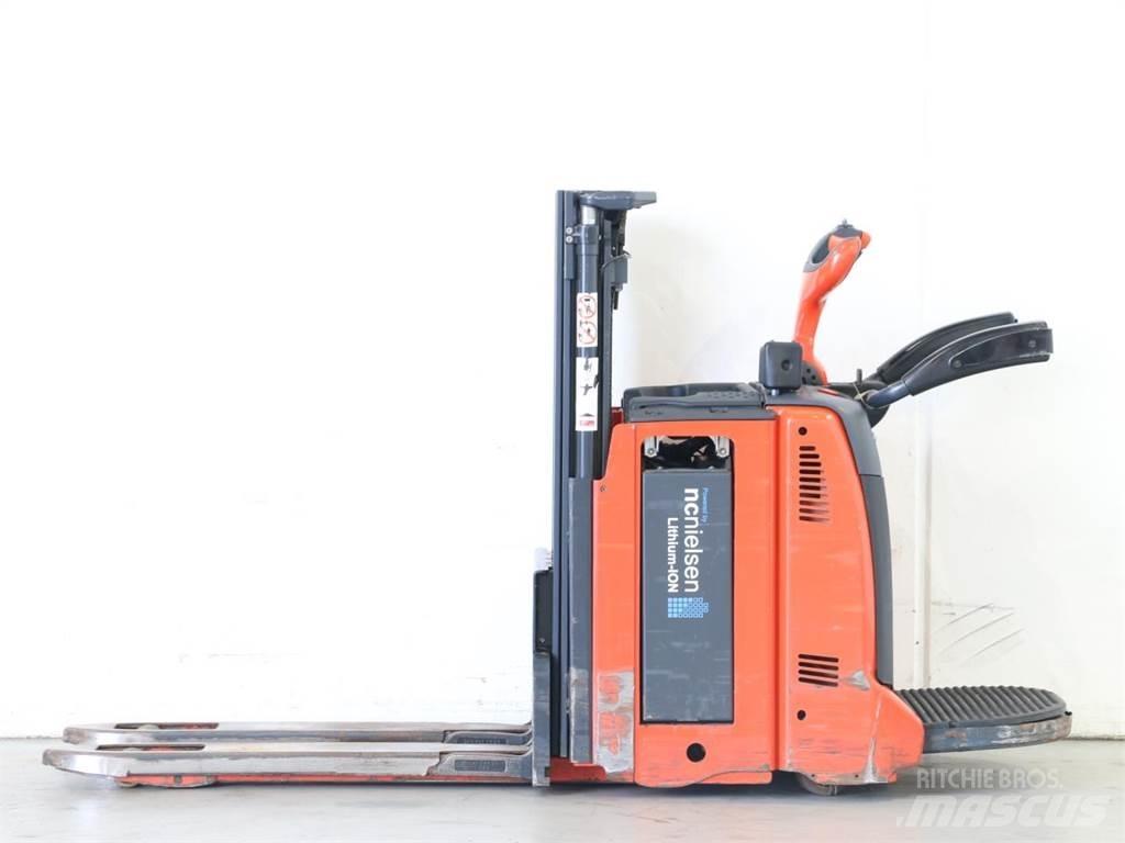 Linde D12HPAP/133-00 Meeloop stapelaar