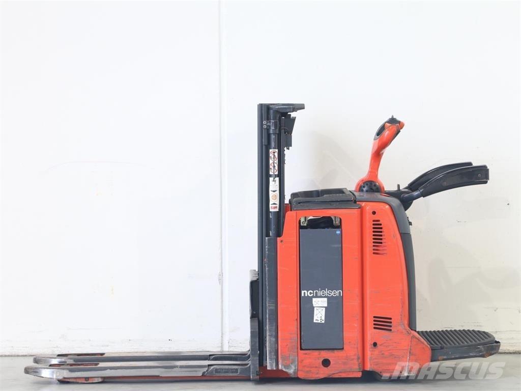 Linde D12HPAP/133-00 Meeloop stapelaar