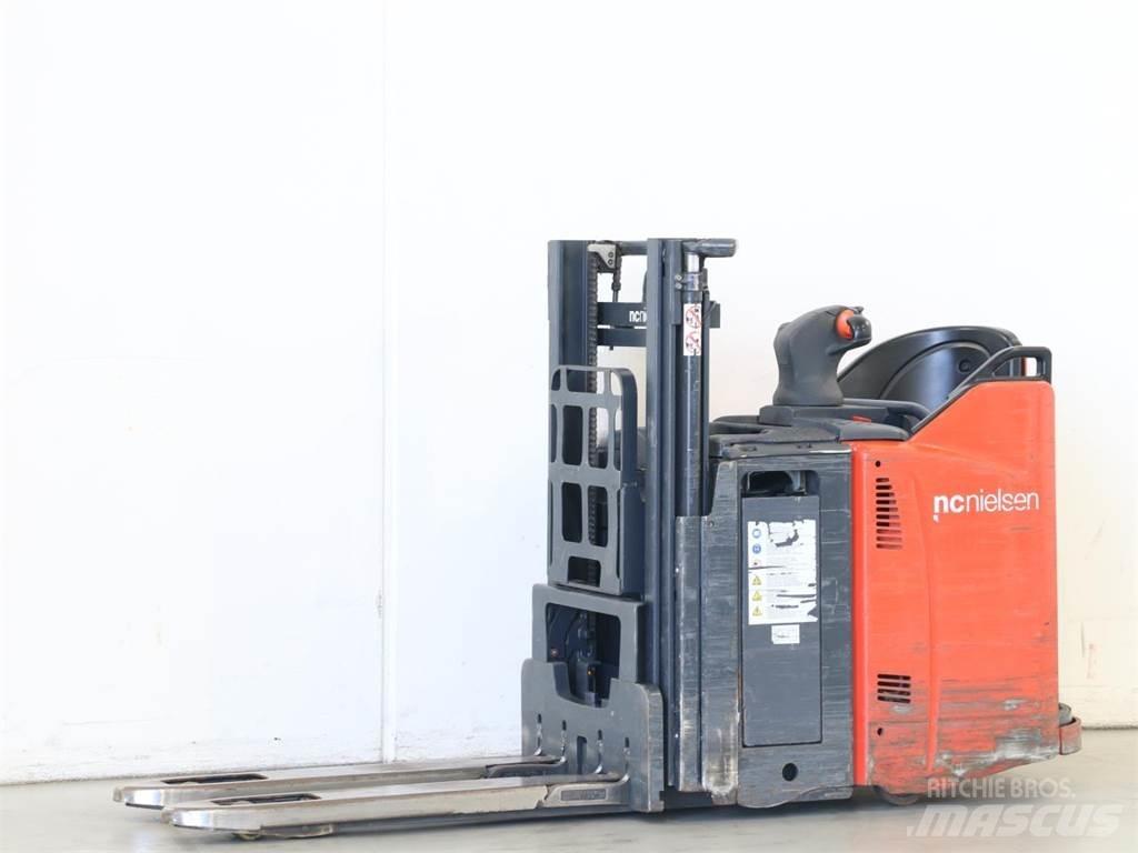 Linde D12HPSP/133 Meeloop stapelaar