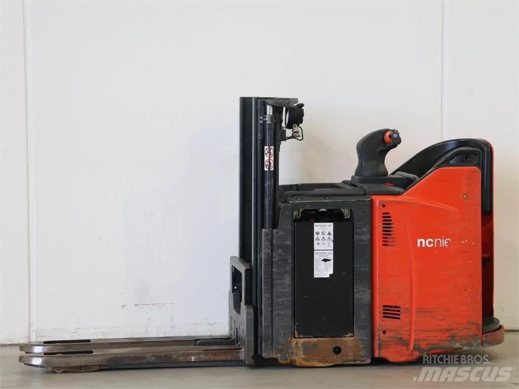 Linde D12HPSP/133-00 Meeloop stapelaar