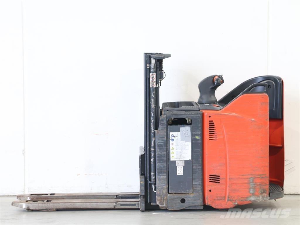 Linde D12SP/133 Meeloop stapelaar