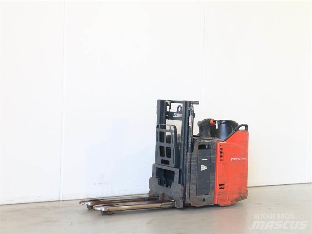 Linde D12SP/133 Meeloop stapelaar
