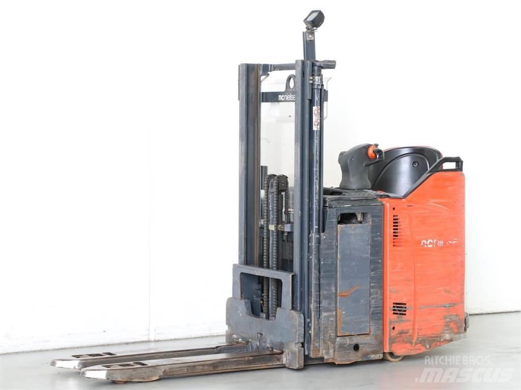 Linde D12SP/133 Meeloop stapelaar
