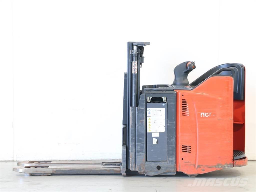Linde D12SP/133-01 Meeloop stapelaar