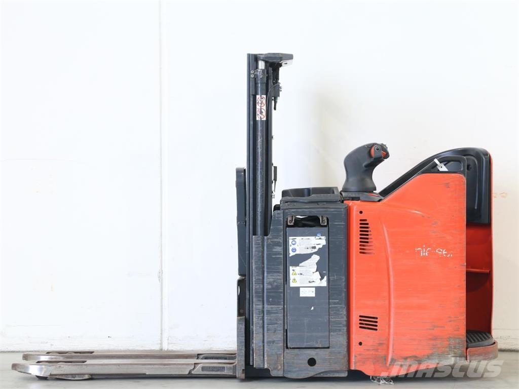 Linde D12SP/133-01 Meeloop stapelaar