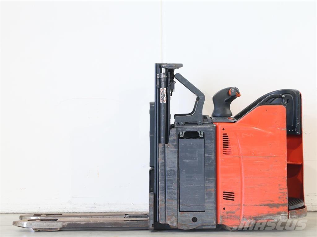Linde D12SP/133-01 Meeloop stapelaar